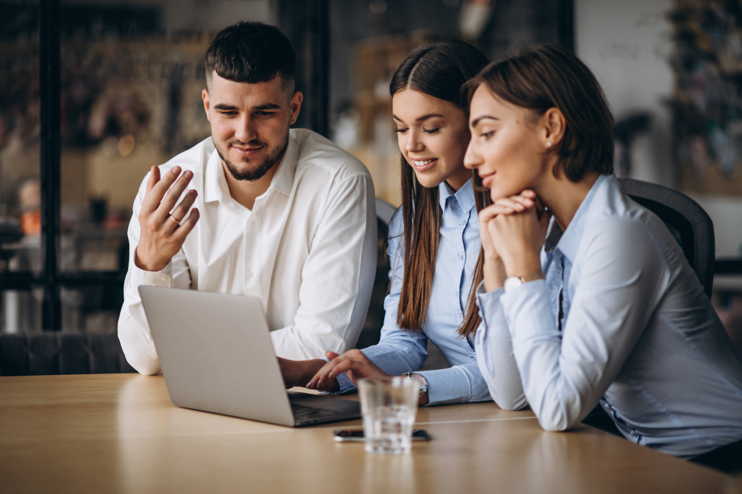 grupo-personas-trabajando-plan-negocios-oficina