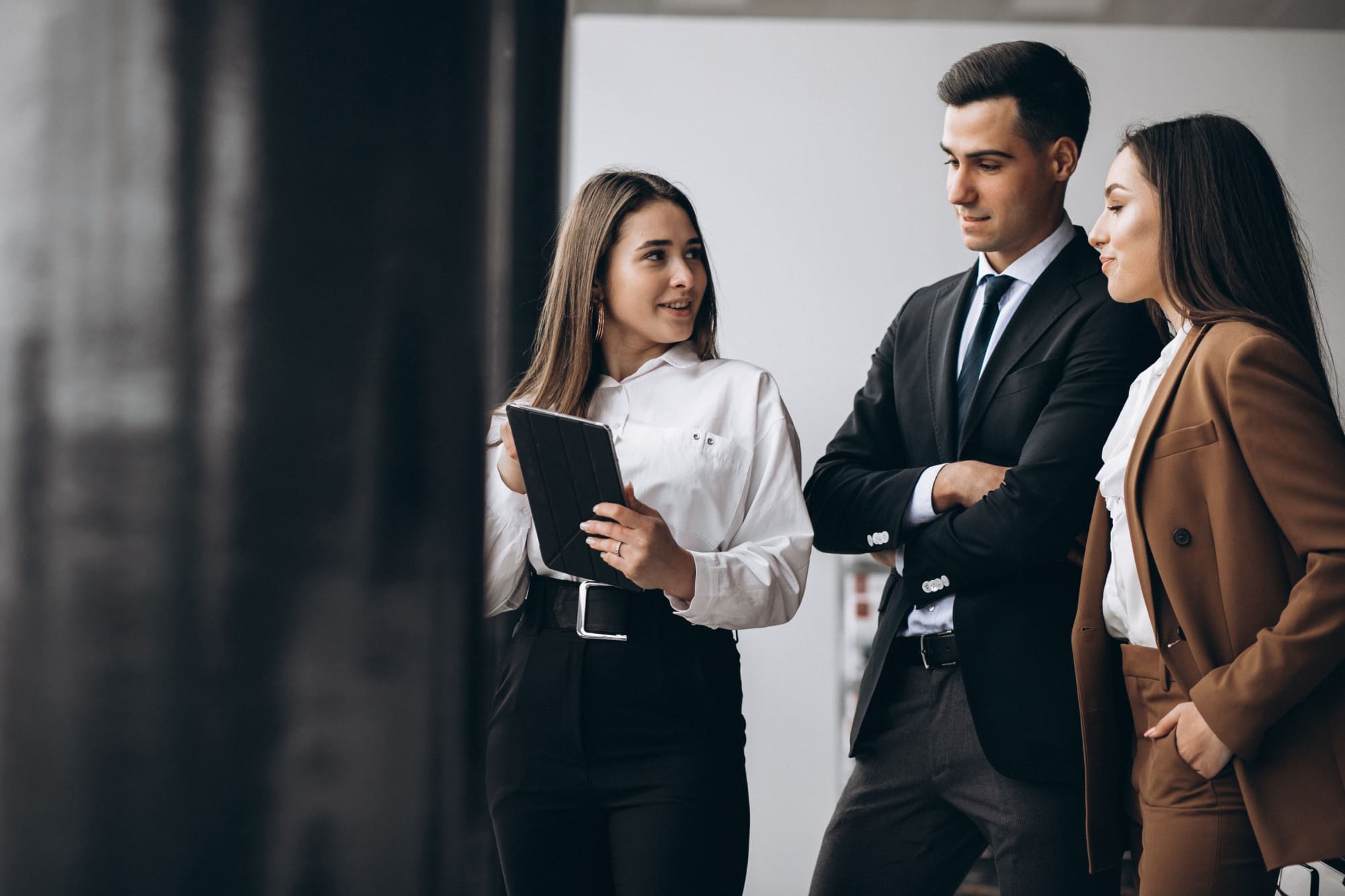 hombres-mujeres-negocios-trabajando-tableta-oficina (2)
